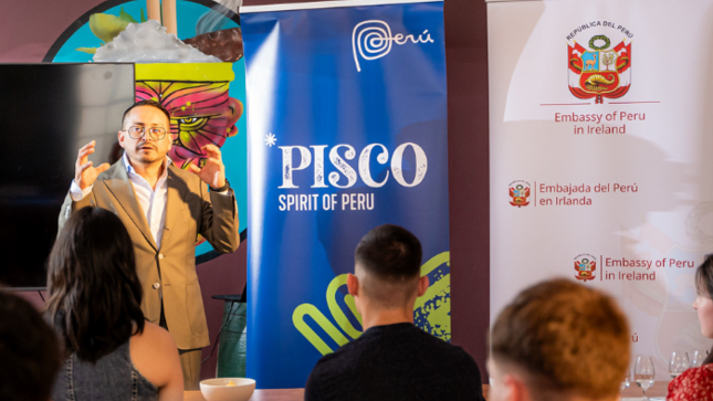 Embajada de Perú en Irlanda celebra clase maestra de pisco en el “Dublin Bar Academy”