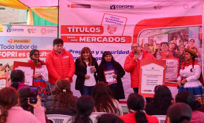 Gracias a la formalización de Cofopri, comerciantes de centro de abastos se convierten en propietarios de su mercado después de 20 años de fundación.