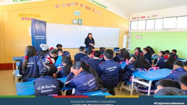 📌El programa Renace Mujer y Familia de la subgerencia de Programas Sociales y Empadronamiento, ha iniciado un taller de cinco sesiones sobre prevención contra la violencia en la I.E. Julio Ramón Ribeyro. Este esfuerzo surge en respuesta a los altos índices de violencia en instituciones educativas. En esta primera etapa, se brindaron talleres psicológicos a 200 niños, niñas y adolescentes del primer grado de secundaria.
✅La comuna local busca fomentar relaciones basadas en el respeto mutuo y la igualdad de género en los adolescentes para prevenir la violencia en el ámbito escolar. 