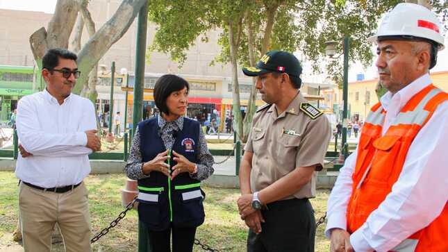 alcaldesa con el gerente municipal, PNP y el representante de ENSA