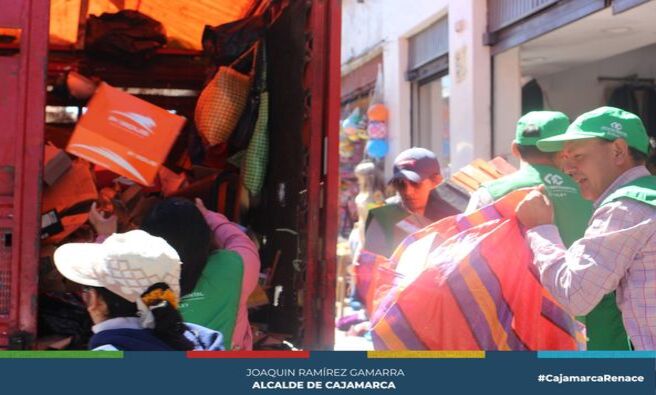 ✅En conmemoración del Día Internacional Libre de Bolsas de Plástico, la gerencia de Desarrollo Ambiental de la Municipalidad Provincial de Cajamarca, llevó a cabo esta mañana una campaña de sensibilización y recolección de materiales inorgánicos en los centros comerciales de la ciudad. Esta iniciativa se realizó a través del Programa de Segregación de Residuos Sólidos Orgánicos e Inorgánicos.
🗣El objetivo de esta campaña es fomentar prácticas responsables en la gestión de residuos, contribuir a un entorno más limpio y saludable, promover la correcta segregación de residuos y reducir el uso de plásticos de un solo uso. Además, se busca hacer cumplir la Ley 30884, que regula el plástico de un solo uso y los recipientes o envases descartables en el Perú.