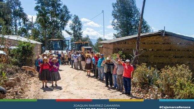 ✅El nuevo pool de maquinaria adquirido por el alcalde provincial JoaquIn Ramírez Gamarra continúa realizando trabajos de apertura y mantenimiento de trochas carrozables en diferentes puntos de la ciudad. Esta vez, la maquinaria amarilla llegó a la zona de Chinchimarca, beneficiando a más de 4,800 familias con la apertura y mantenimiento de estas vías de acceso.
✅Estos trabajos mejoran significativamente la conectividad y calidad de vida de los vecinos de Chinchimarca. 