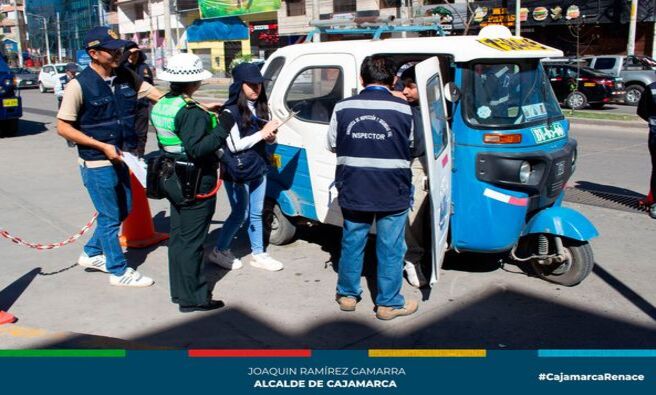 ✅Para erradicar la informalidad en el transporte público de pasajeros, la Gerencia de Transporte y Seguridad Vial de la Municipalidad Provincial de Cajamarca, junto con la Policía de Seguridad Vial y Tránsito y la Fiscalía de Prevención del Delito, continúan intensificando operativos en diferentes sectores de la ciudad.
Los operativos se realizaron en la Vía de Evitamiento, frente al centro comercial Real Plaza, en la carretera a Jesús a la altura de revisiones técnicas, y en el cruce de Santa Bárbara. Durante estos operativos, se detectaron mototaxis cuyos conductores no contaban con la tarjeta única de circulación (TUC), SOAT y otros documentos necesarios para circular legalmente por nuestra ciudad.