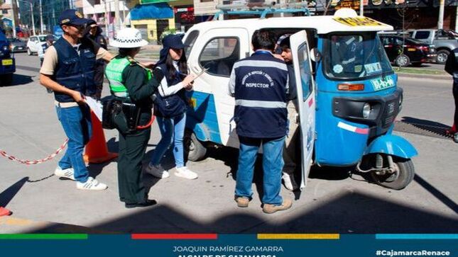 ✅Para erradicar la informalidad en el transporte público de pasajeros, la Gerencia de Transporte y Seguridad Vial de la Municipalidad Provincial de Cajamarca, junto con la Policía de Seguridad Vial y Tránsito y la Fiscalía de Prevención del Delito, continúan intensificando operativos en diferentes sectores de la ciudad. 
Los operativos se realizaron en la Vía de Evitamiento, frente al centro comercial Real Plaza, en la carretera a Jesús a la altura de revisiones técnicas, y en el cruce de Santa Bárbara. Durante estos operativos, se detectaron mototaxis cuyos conductores no contaban con la tarjeta única de circulación (TUC), SOAT y otros documentos necesarios para circular legalmente por nuestra ciudad.