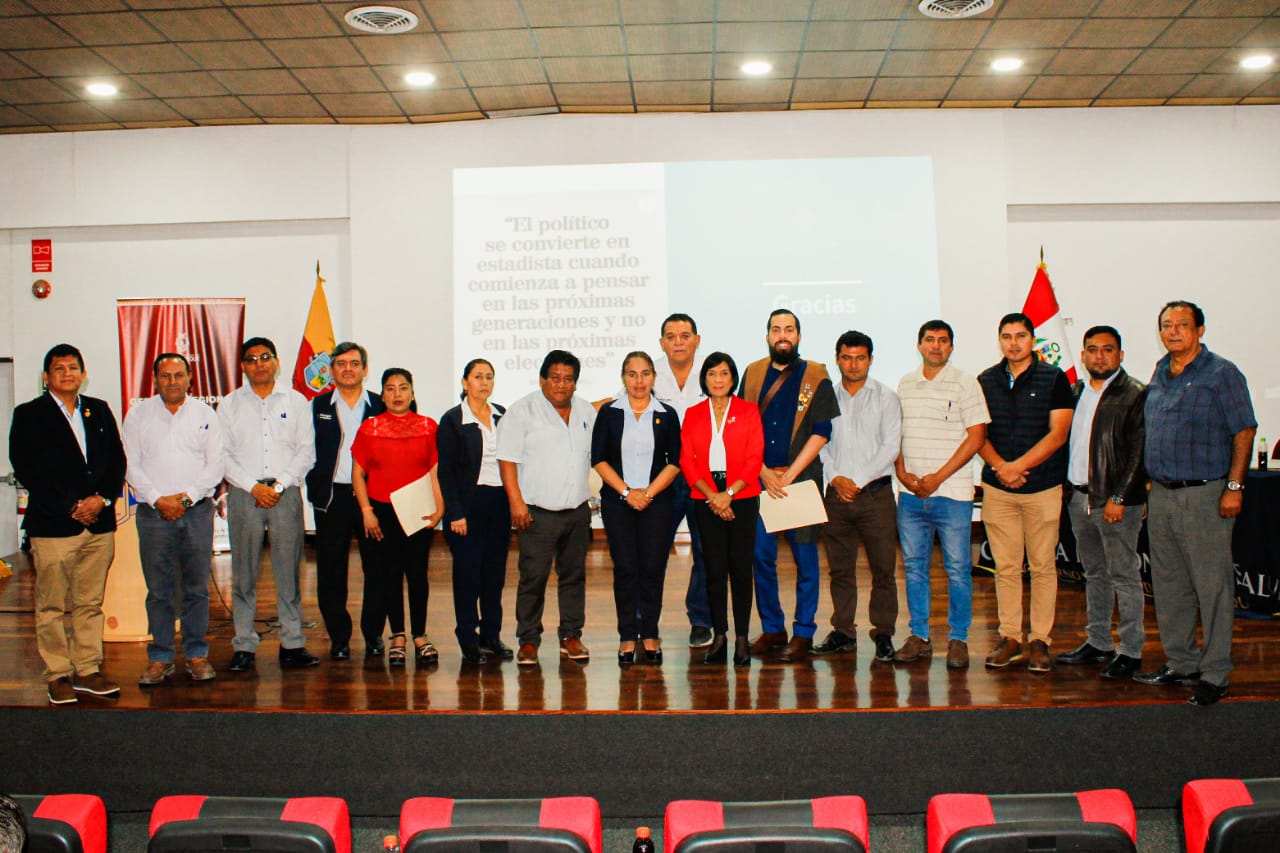 asistentes de la reunión de la red regional de ciudades...