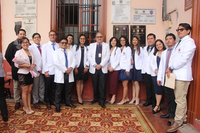 Grupo de médicos residentes del INCN acompañado por el director general