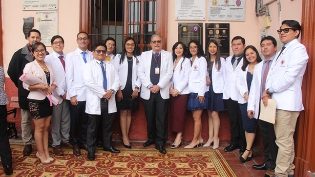 Grupo de médicos residentes del INCN acompañado por el director general