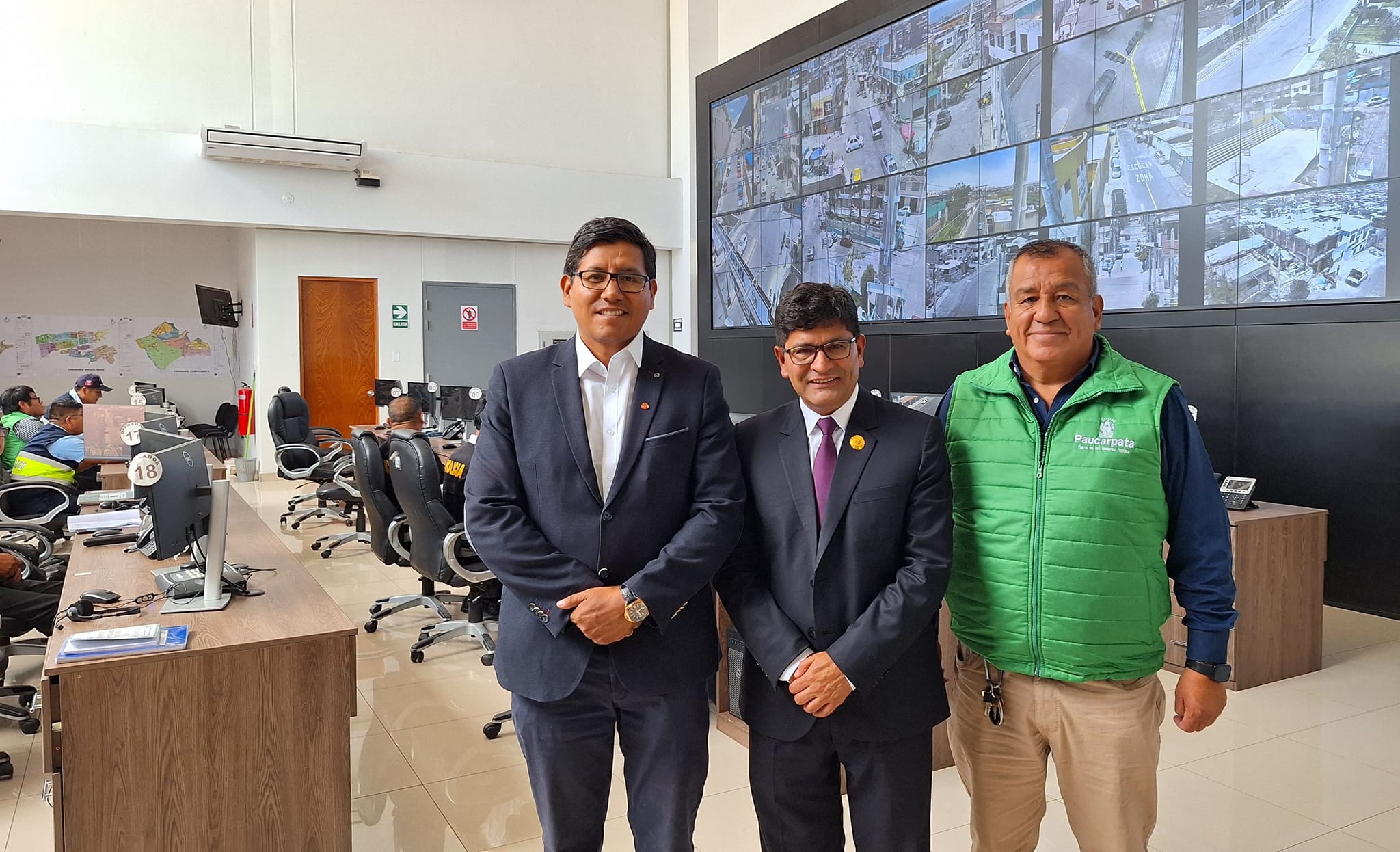 El alcalde de Paucarpata, Abg. Marco Antonio Anco, junto al Gobernador Regional, Dr. Rohel Sánchez, participó de las charlas magistrales y capacitación a efectivos de la Dirección de Investigación Criminal DIRINCRI-PNP