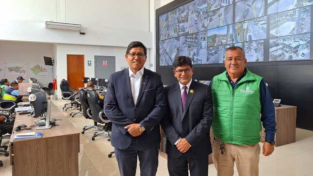 El alcalde de Paucarpata, Abg. Marco Antonio Anco, junto al Gobernador Regional, Dr. Rohel Sánchez, participó de las charlas magistrales y capacitación a efectivos de la Dirección de Investigación Criminal DIRINCRI-PNP