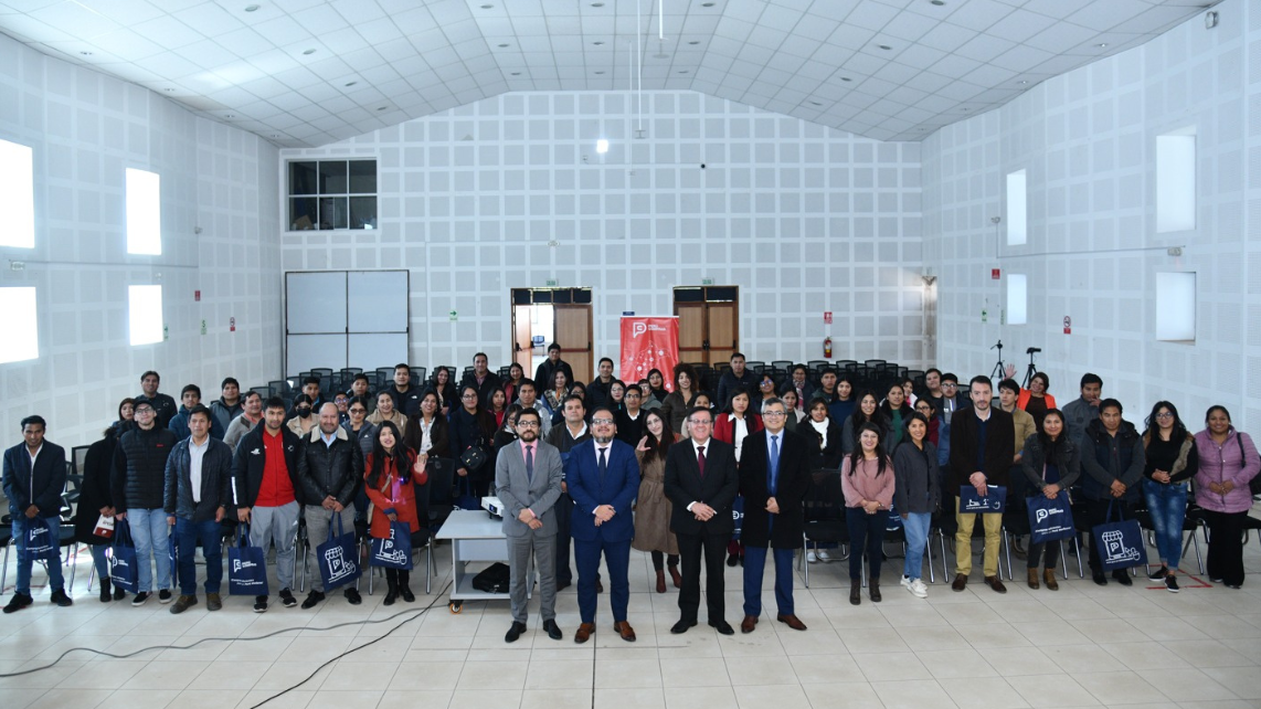 Foto grupal de todos los participantes presenciales