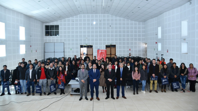 Foto grupal de todos los participantes presenciales