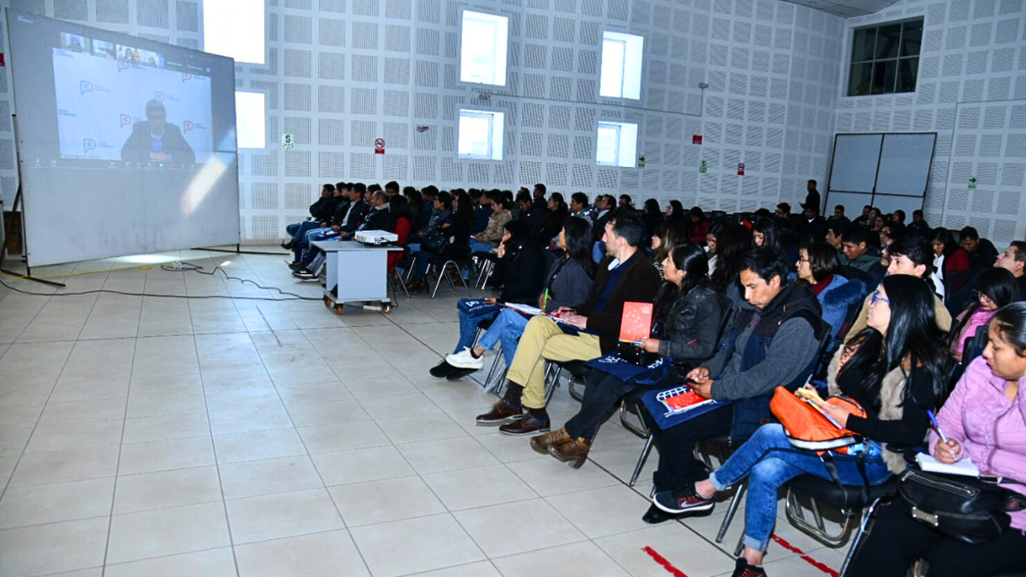Foto de la exposición del jefe de PERÚ COMPRAS