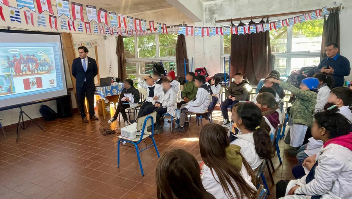 Escolares del colegio República del Perú de Uruguay reciben clases educativas sobre la independencia peruana