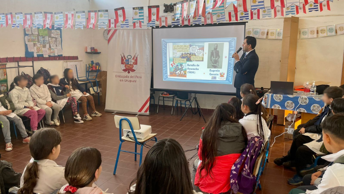 Escolares del colegio República del Perú de Uruguay reciben clases educativas sobre la independencia peruana