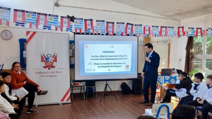 Escolares del colegio República del Perú de Uruguay reciben clases educativas sobre la independencia peruana