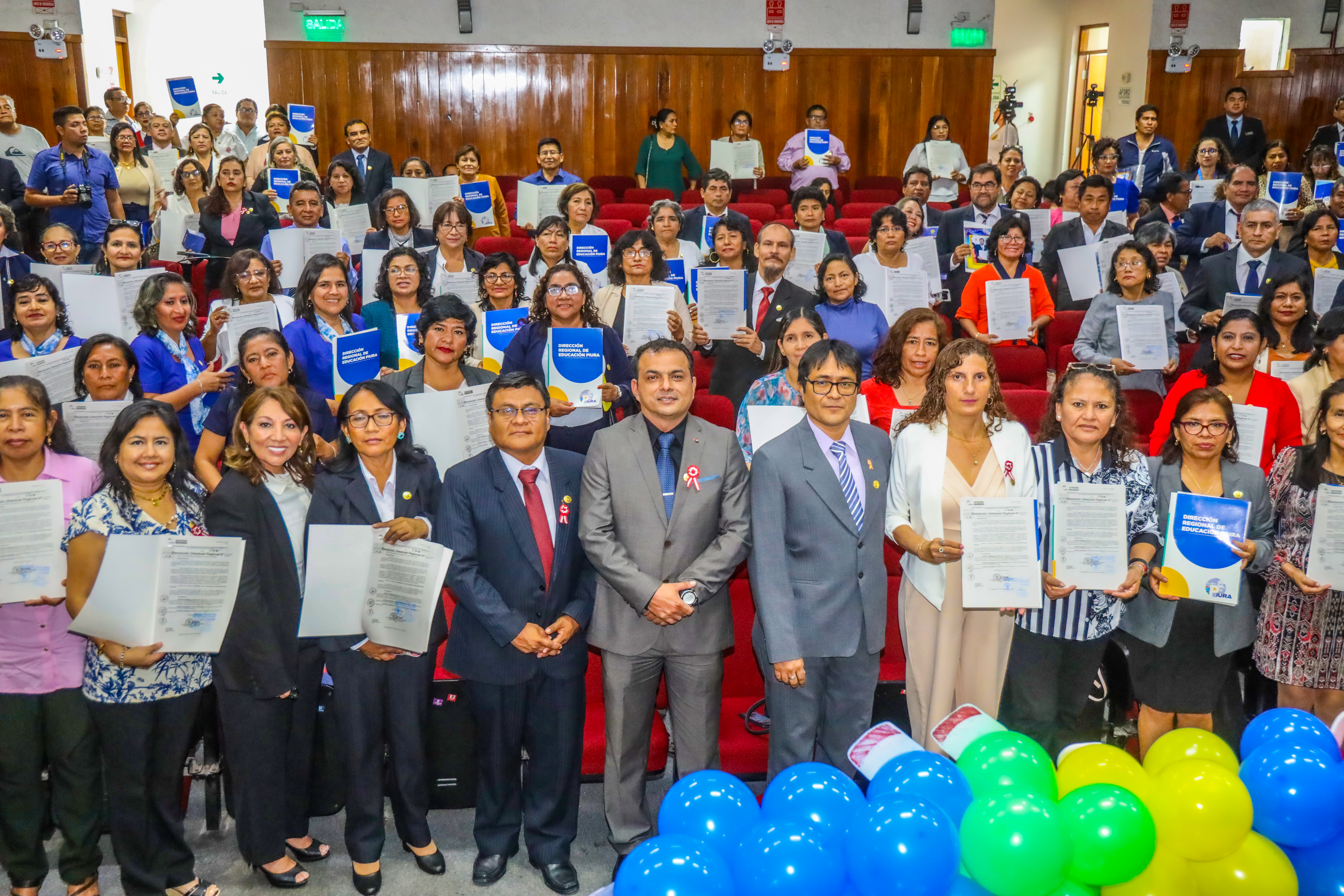 Gobierno Regional rinde homenaje a 500 maestros a pocas horas de de su Día