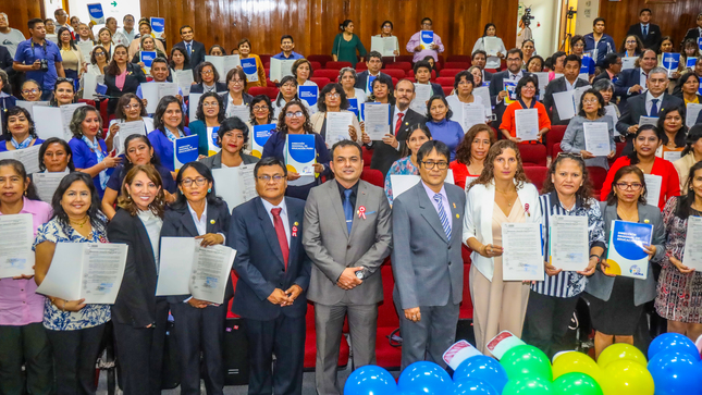 Gobierno Regional rinde homenaje a 500 maestros a pocas horas de de su Día