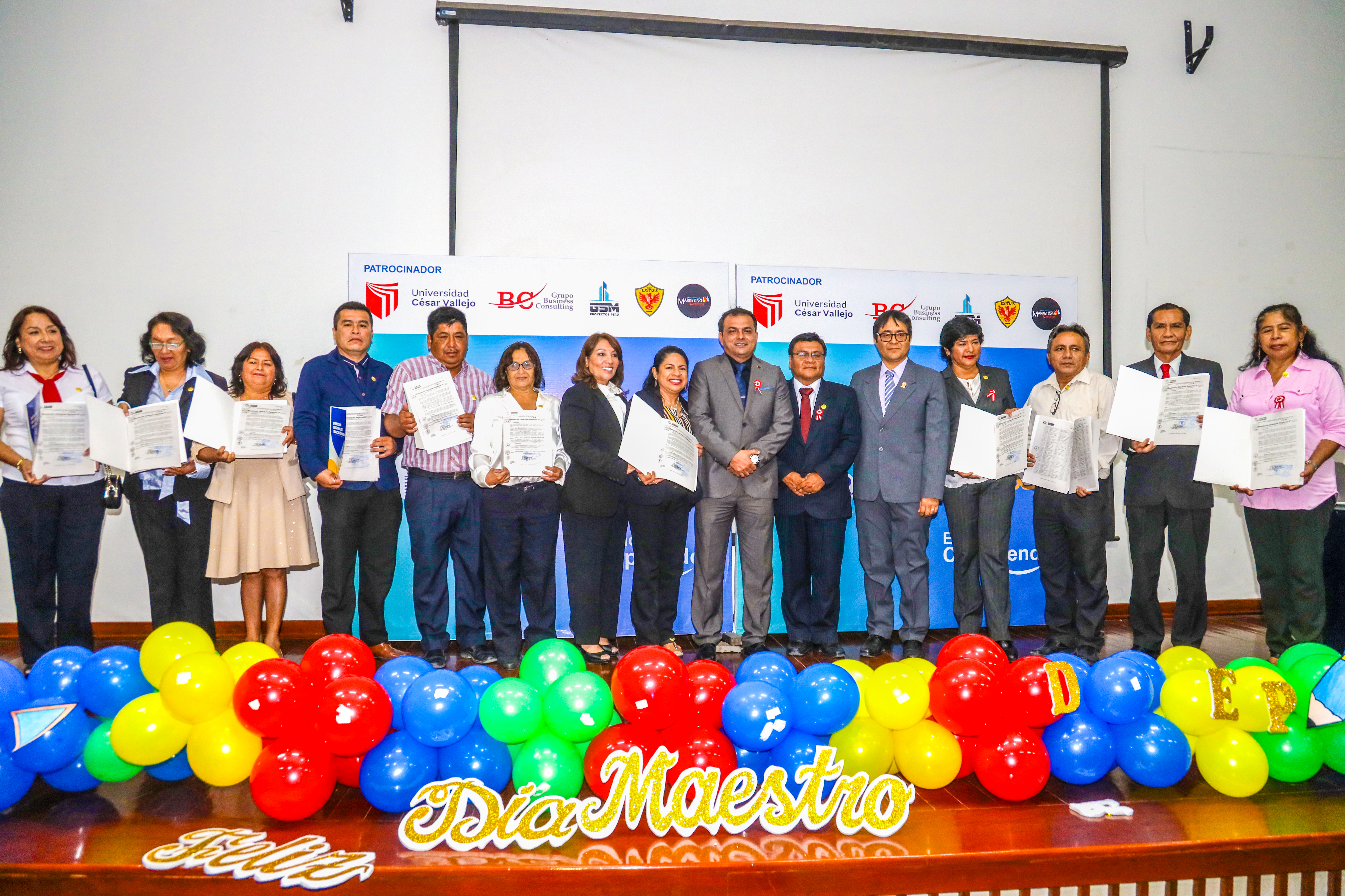 Gobierno Regional rinde homenaje a 500 maestros a pocas horas de de su Día