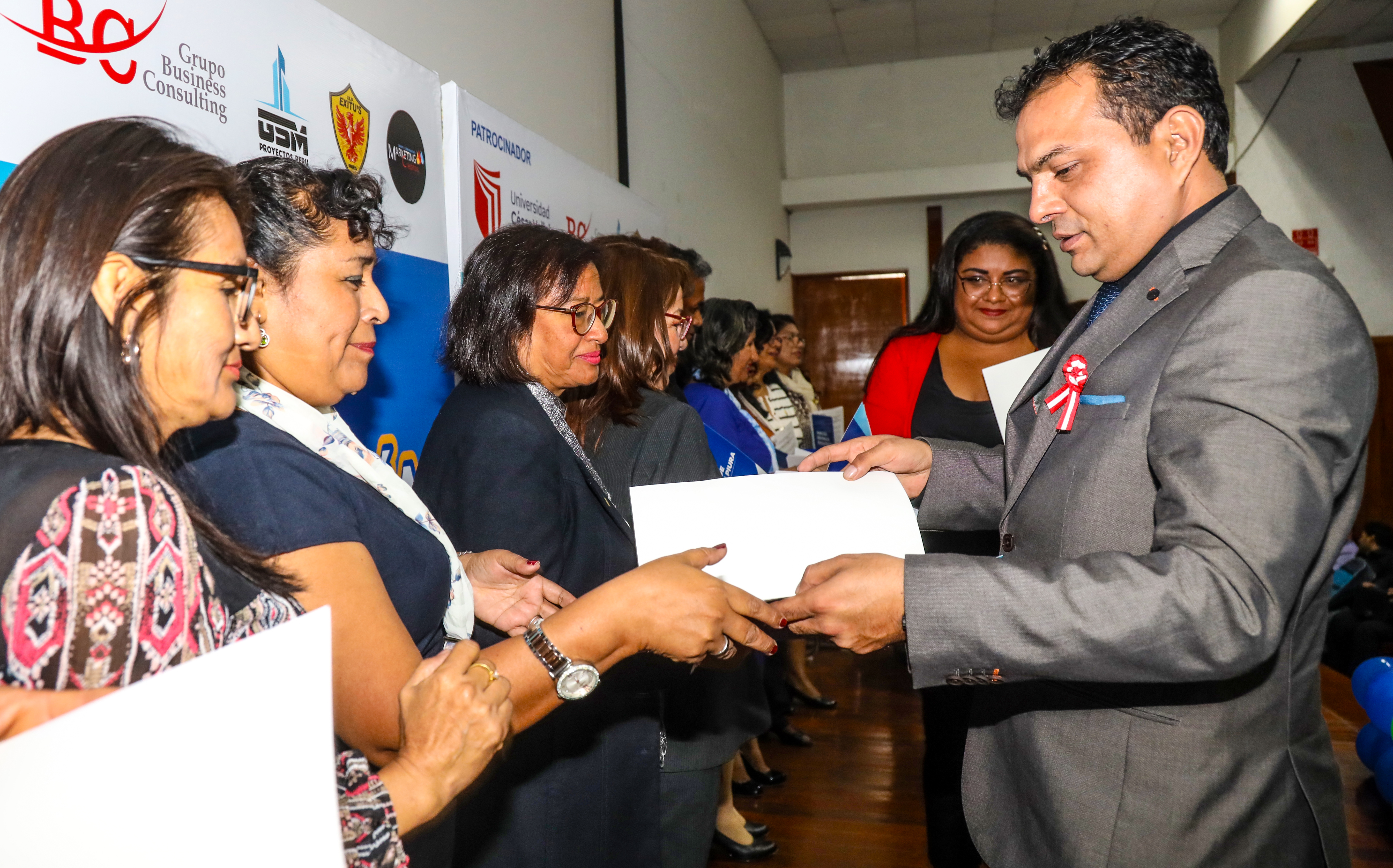 Gobierno Regional rinde homenaje a 500 maestros a pocas horas de de su Día