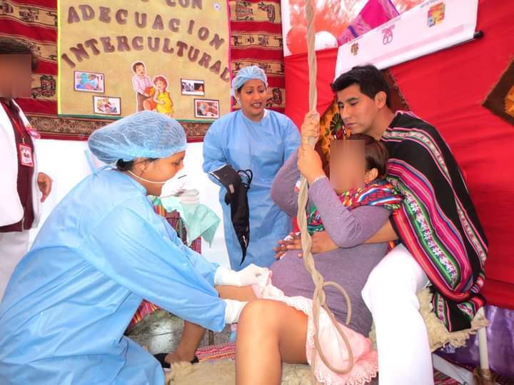 Profesionales del GORE promueven parto vertical en centros de salud de Pacaipama