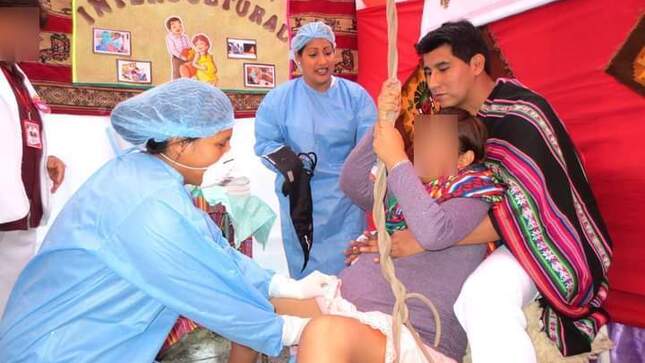 Profesionales del GORE promueven parto vertical en centros de salud de Pacaipama
