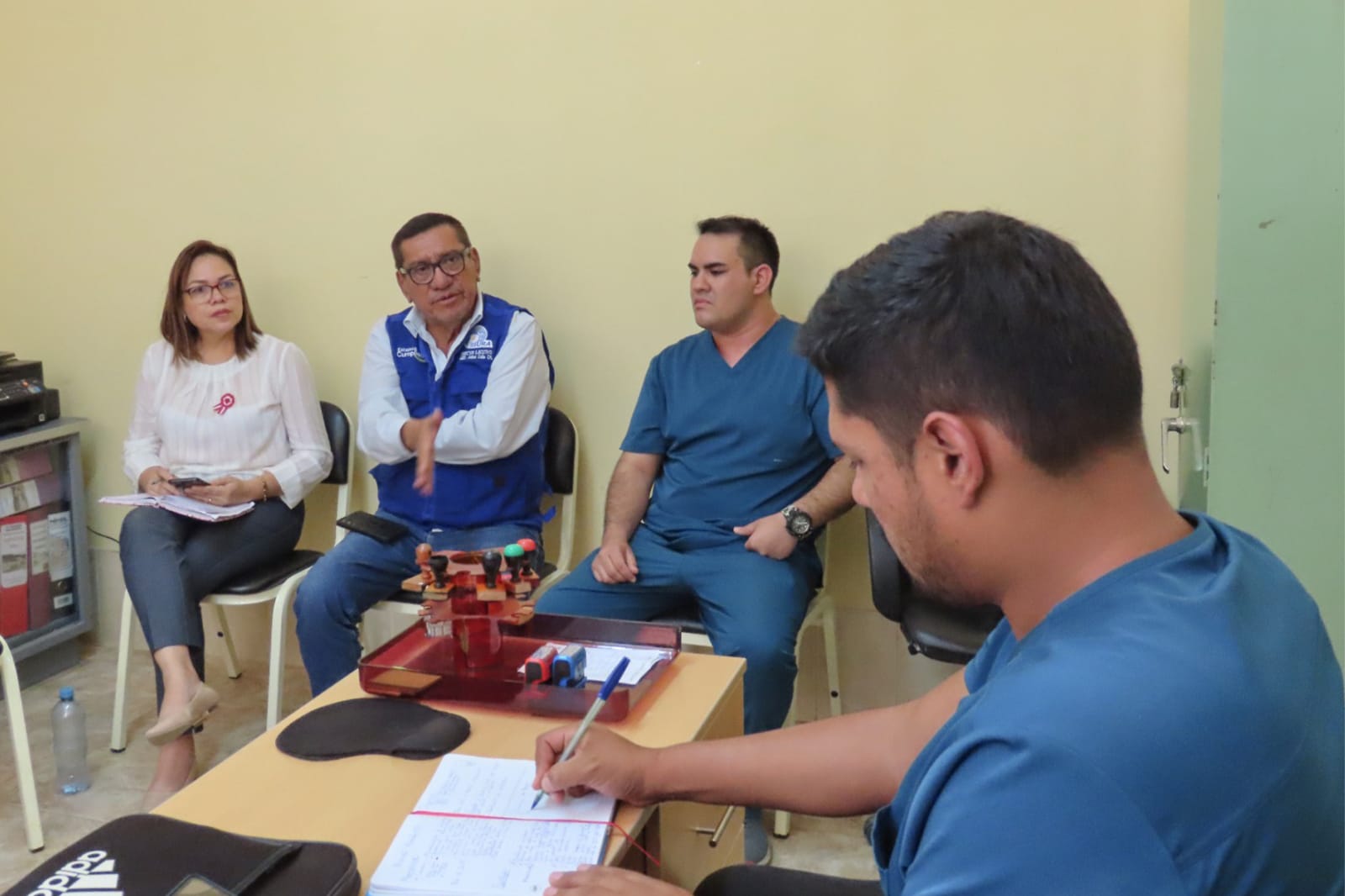 Profesionales del GORE promueven parto vertical en centros de salud de Pacaipama