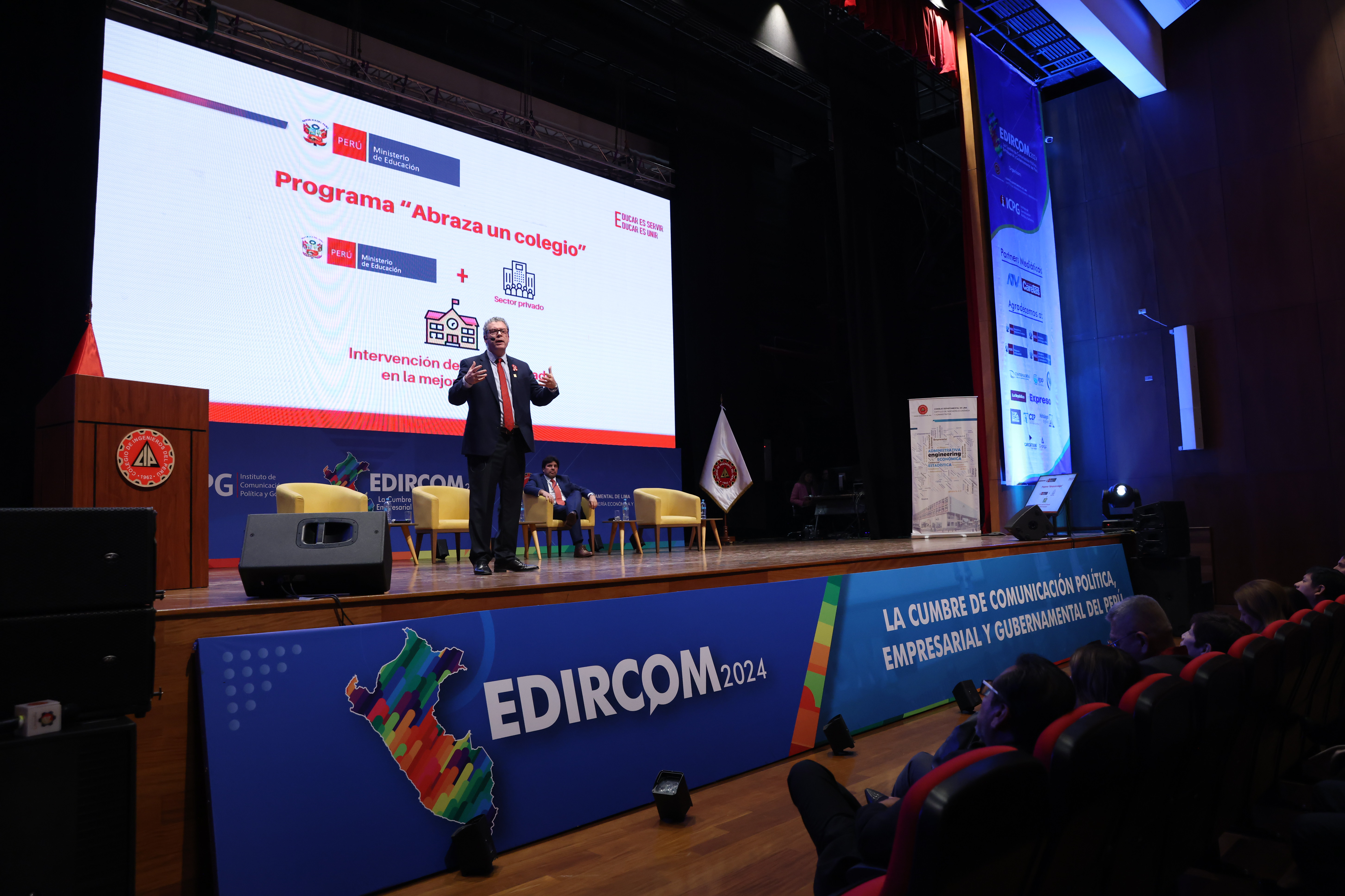 Señala que el sector privado podrá hacerse cargo de una institución educativa mediante el programa Abraza un Colegio