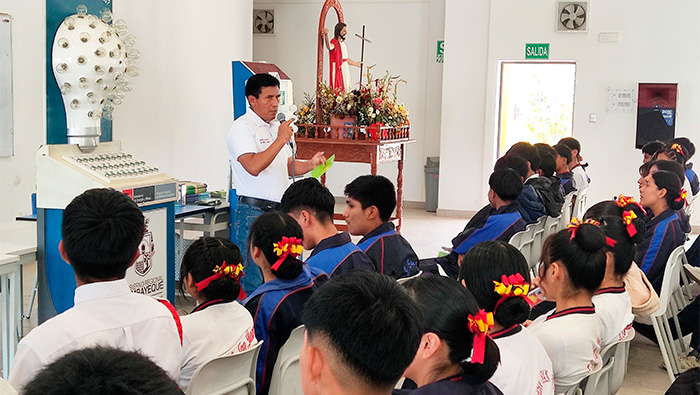 El Gobierno Regional Lambayeque, a través de la Gerencia Ejecutiva e Energía y Minas realizó una capacitación sobre el ahorro y uso eficiente de la energía a los estudiantes de la Institución Educativa CEBA San Juan Bautista del distrito de Íllimo, dónde participaron más de 90 personas entre estudiantes y docentes.