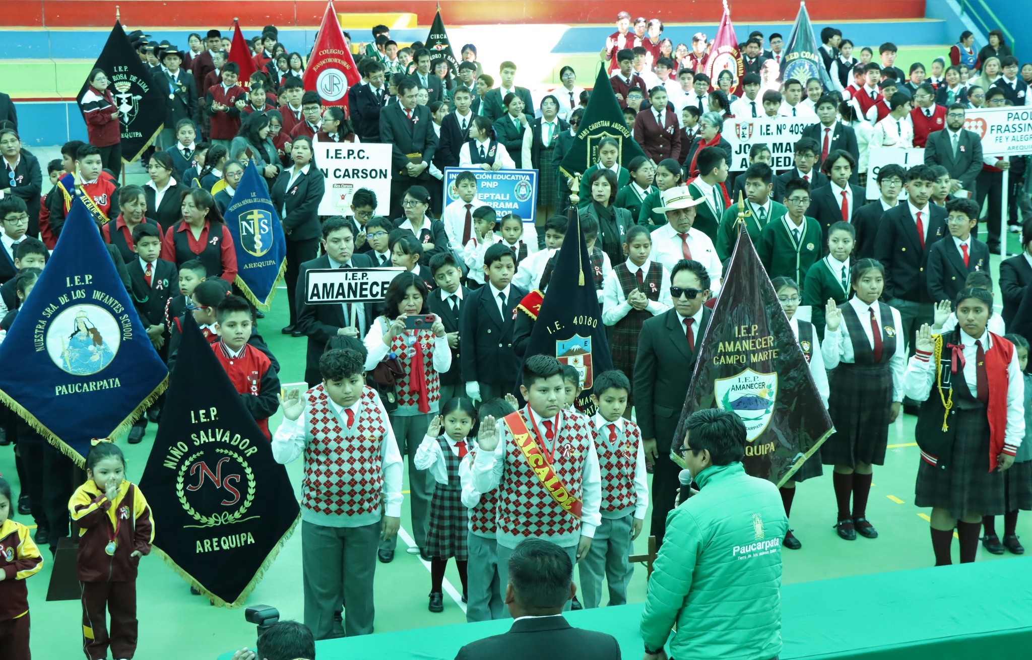 Más de 500 estudiantes participaron en la juramentación de los municipios escolares en Paucarpata 🎉🏫
El alcalde Abg. Marco Antonio Anco presidió la emotiva ceremonia en el Coliseo Miguel Grau, donde se reunieron alumnos de 73 instituciones educativas.👩🎓👨🎓
Este evento representa un paso importante en el compromiso de la Municipalidad con la educación y el civismo entre los niños, niñas y jóvenes de la comunidad 📚🌟
#Educación
#Civismo
#Paucarpata