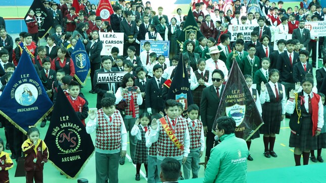 Más de 500 estudiantes participaron en la juramentación de los municipios escolares en Paucarpata 🎉🏫
 El alcalde Abg. Marco Antonio Anco presidió la emotiva ceremonia en el Coliseo Miguel Grau, donde se reunieron alumnos de 73 instituciones educativas.👩‍🎓👨‍🎓 
Este evento representa un paso importante en el compromiso de la Municipalidad con la educación y el civismo entre los niños, niñas y jóvenes de la comunidad 📚🌟
#Educación 
#Civismo 
#Paucarpata