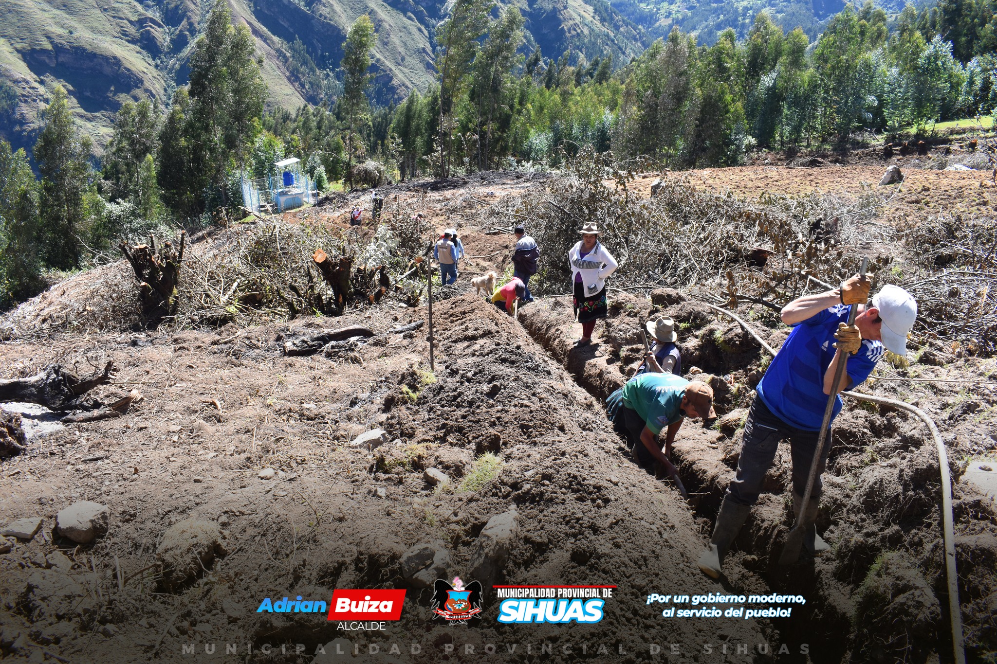 馃挔INICIO DE TRABAJOS DE MANTENIMIENTO EN EL SISTEMA DE AGUA PARA CONSUMO EN HUAYLLURAN
Con el objetivo de mejorar la calidad de vida de la poblaci贸n sihuasina, desde la Municipalidad Provincial de Sihuas se ha iniciado los trabajos de mantenimiento en el sistema de agua potable para consumo humano en el lugar denominado Ojo Blanco (sector Huaylluran - caser铆o de Maraybamba Arriba).
Para el desarrollo de su verificaci贸n, se cont贸 con la presencia del titular de la Gerencia de Infraestructura, Desarrollo Urbano y Rural (Gidur), conjuntamente con el jefe de obras p煤blicas y privadas, y la jefa del 脕rea T茅cnica Municipal (ATM). Quienes en una muestra de compromiso por el bienestar de la poblaci贸n, constataron las actividades que comprende el "Mantenimiento correctivo del sistema de agua potable Ojo Blanco - Sector Huaylluran, del centro poblado de Maraybamba Arriba, distrito de Sihuas, provincia de Sihuas, regi贸n Ancash", el cual est谩 siendo ejecutado por la Empresa Consultora & Constructora Tskarumi S.A.C.; que consta de una inversi贸n financiera que asciende al monto de S/. 16,691.22, obtenida a trav茅s del cumplimiento de metas de los prestadores Juntas Administradoras de Servicios de Saneamiento (JASS).
Adem谩s, se cont贸 con la participaci贸n del agente y presidente del JASS del caser铆o de Maraybamba Arriba.