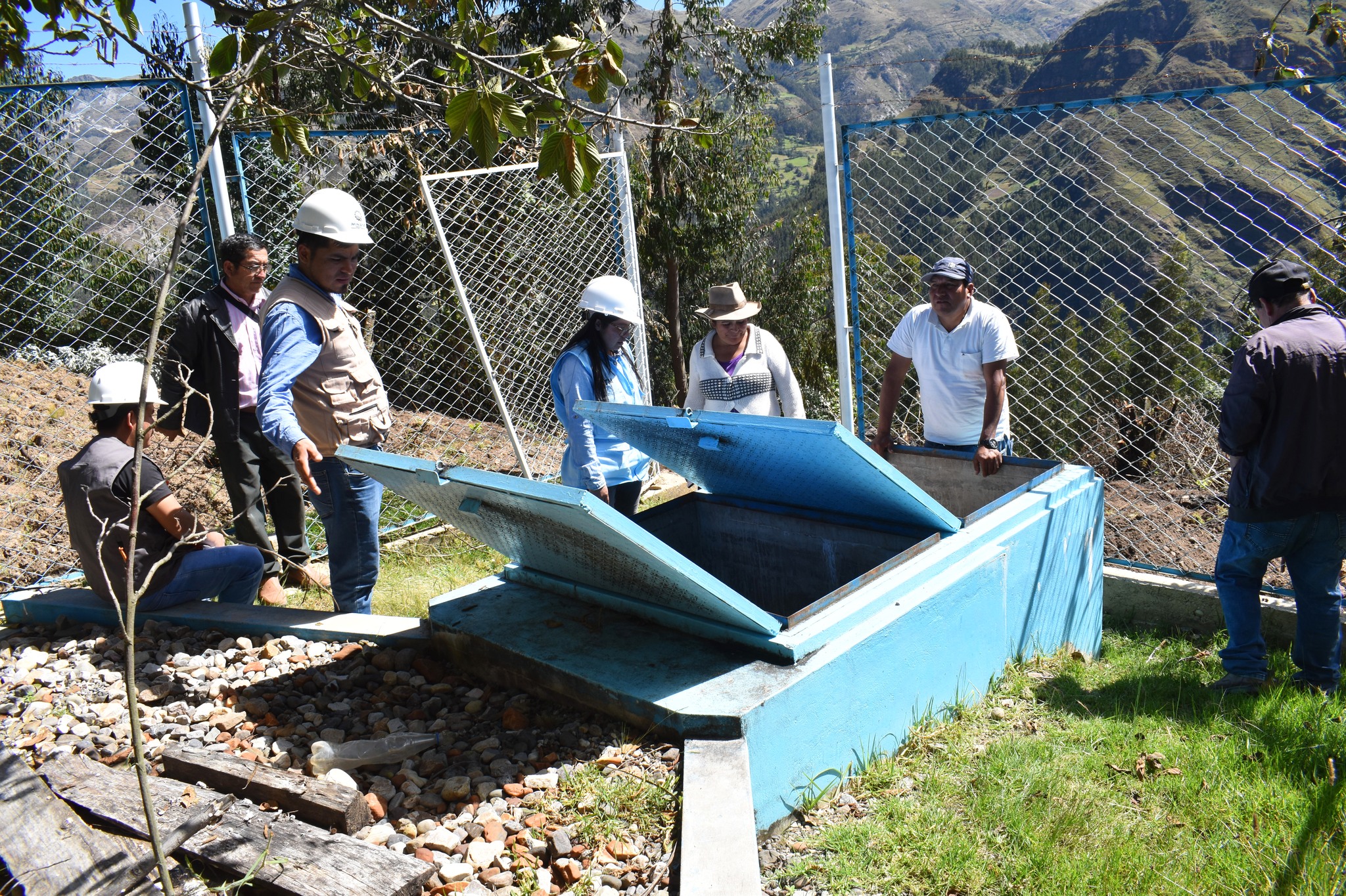 馃挔INICIO DE TRABAJOS DE MANTENIMIENTO EN EL SISTEMA DE AGUA PARA CONSUMO EN HUAYLLURAN
Con el objetivo de mejorar la calidad de vida de la poblaci贸n sihuasina, desde la Municipalidad Provincial de Sihuas se ha iniciado los trabajos de mantenimiento en el sistema de agua potable para consumo humano en el lugar denominado Ojo Blanco (sector Huaylluran - caser铆o de Maraybamba Arriba).
Para el desarrollo de su verificaci贸n, se cont贸 con la presencia del titular de la Gerencia de Infraestructura, Desarrollo Urbano y Rural (Gidur), conjuntamente con el jefe de obras p煤blicas y privadas, y la jefa del 脕rea T茅cnica Municipal (ATM). Quienes en una muestra de compromiso por el bienestar de la poblaci贸n, constataron las actividades que comprende el "Mantenimiento correctivo del sistema de agua potable Ojo Blanco - Sector Huaylluran, del centro poblado de Maraybamba Arriba, distrito de Sihuas, provincia de Sihuas, regi贸n Ancash", el cual est谩 siendo ejecutado por la Empresa Consultora & Constructora Tskarumi S.A.C.; que consta de una inversi贸n financiera que asciende al monto de S/. 16,691.22, obtenida a trav茅s del cumplimiento de metas de los prestadores Juntas Administradoras de Servicios de Saneamiento (JASS).
Adem谩s, se cont贸 con la participaci贸n del agente y presidente del JASS del caser铆o de Maraybamba Arriba.