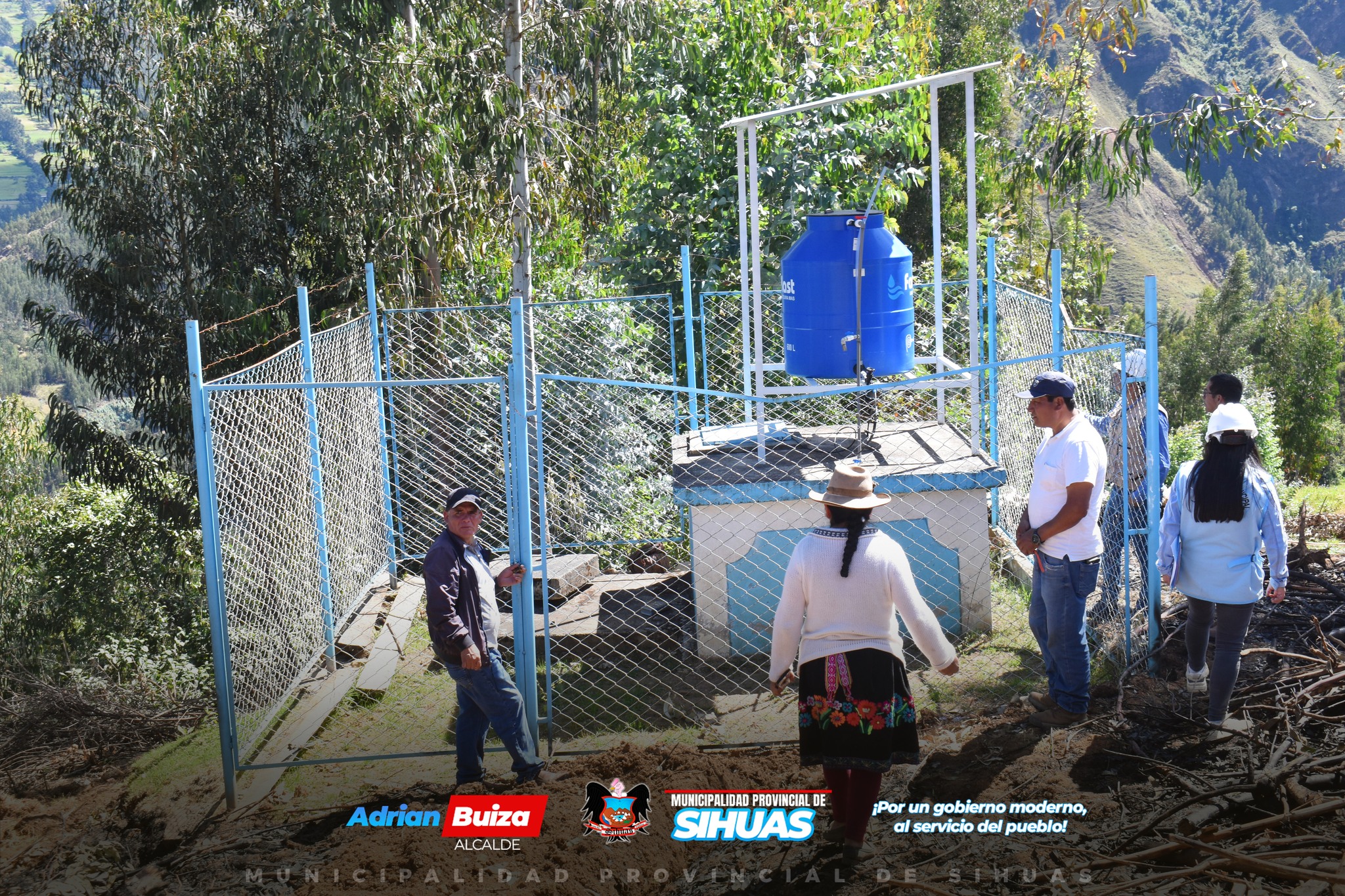 馃挔INICIO DE TRABAJOS DE MANTENIMIENTO EN EL SISTEMA DE AGUA PARA CONSUMO EN HUAYLLURAN
Con el objetivo de mejorar la calidad de vida de la poblaci贸n sihuasina, desde la Municipalidad Provincial de Sihuas se ha iniciado los trabajos de mantenimiento en el sistema de agua potable para consumo humano en el lugar denominado Ojo Blanco (sector Huaylluran - caser铆o de Maraybamba Arriba).
Para el desarrollo de su verificaci贸n, se cont贸 con la presencia del titular de la Gerencia de Infraestructura, Desarrollo Urbano y Rural (Gidur), conjuntamente con el jefe de obras p煤blicas y privadas, y la jefa del 脕rea T茅cnica Municipal (ATM). Quienes en una muestra de compromiso por el bienestar de la poblaci贸n, constataron las actividades que comprende el "Mantenimiento correctivo del sistema de agua potable Ojo Blanco - Sector Huaylluran, del centro poblado de Maraybamba Arriba, distrito de Sihuas, provincia de Sihuas, regi贸n Ancash", el cual est谩 siendo ejecutado por la Empresa Consultora & Constructora Tskarumi S.A.C.; que consta de una inversi贸n financiera que asciende al monto de S/. 16,691.22, obtenida a trav茅s del cumplimiento de metas de los prestadores Juntas Administradoras de Servicios de Saneamiento (JASS).
Adem谩s, se cont贸 con la participaci贸n del agente y presidente del JASS del caser铆o de Maraybamba Arriba.