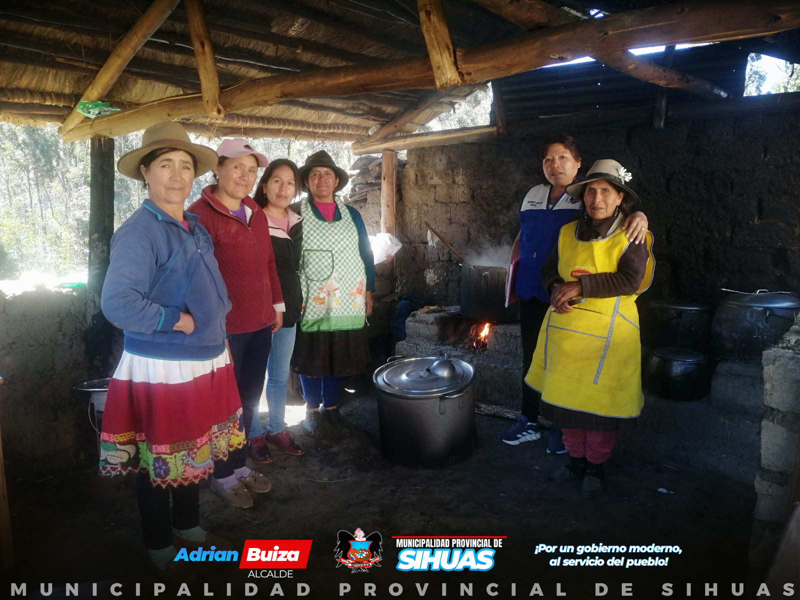 SUPERVISIÓN MUNICIPAL: DE OLLA COMÚN A COMEDOR POPULAR
La Municipalidad Provincial de Sihuas, a través del área de Programas Sociales, está llevando a cabo una importante labor de supervisión a la olla común "Dios Proveedor", ubicado en el distrito de Ragash, en el centro poblado de Quingao. Este centro de alimentación está siendo objeto de transformación para convertirse en un comedor popular.
Además, la transición de la olla común al comedor popular representa un avance significativo en la atención alimentaria de la población sihuasina. Sin lugar a dudas, esta iniciativa busca mejorar la calidad y la formalidad en la prestación de servicios alimentarios, ofreciendo un espacio más adecuado y equipado para brindar alimentación a aquellos que lo necesitan.
Por otro lado, la supervisión y el monitoreo de los centros del Programa de Complementación Alimentaria - Modalidad Comedores Populares en la provincia de Sihuas, se está llevando a cabo de manera continua y progresiva; puesto que, el área de Programas Sociales de la comuna provincial está comprometida en garantizar que estos centros operen eficientemente y cumplan con los estándares de calidad requeridos.
Esta labor de supervisión refleja el compromiso de la Municipalidad Provincial de Sihuas con el bienestar de sus ciudadanos, asegurando que los programas sociales se implementen de manera efectiva para beneficiar a la comunidad en su conjunto.