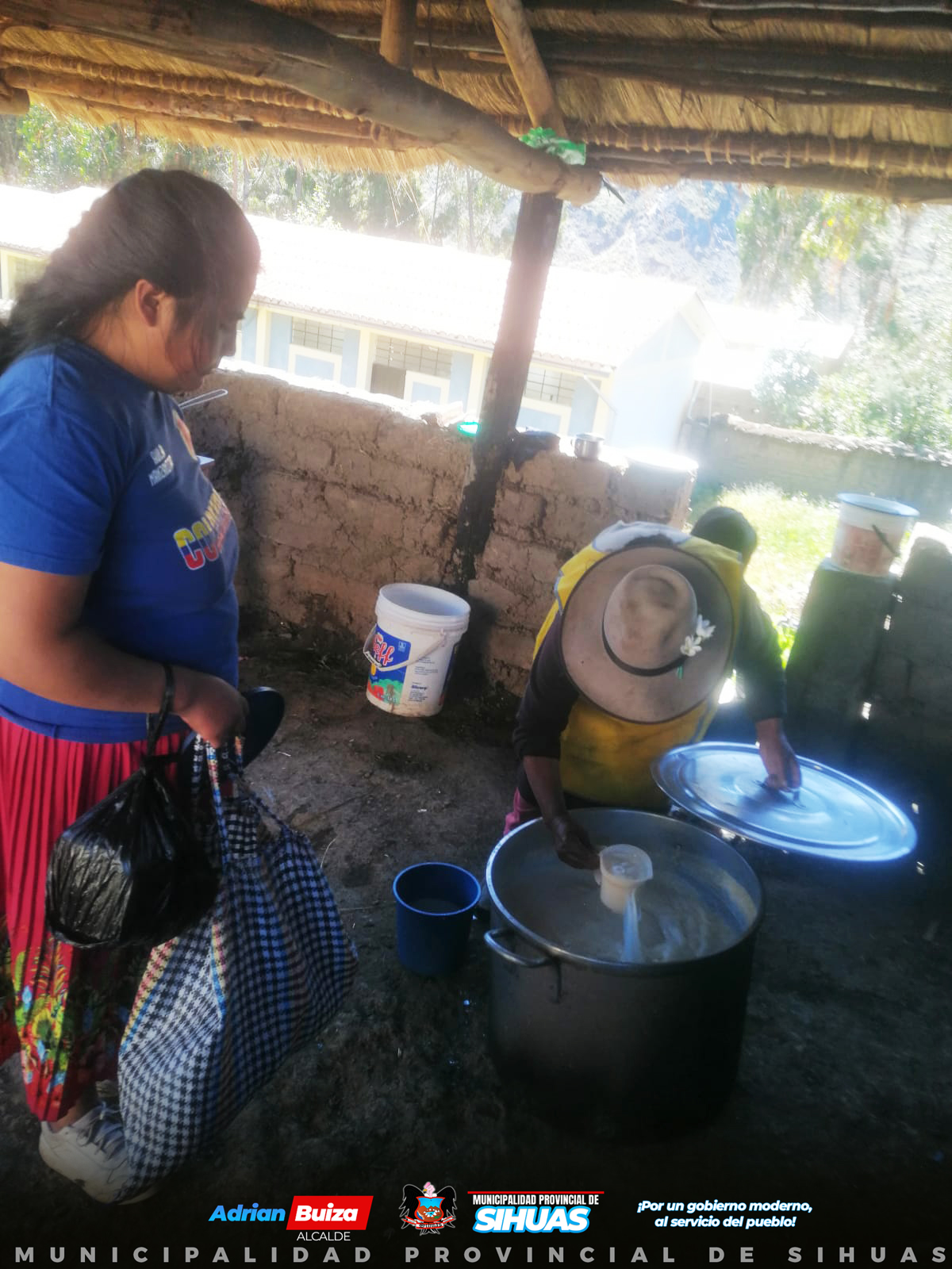 SUPERVISIÓN MUNICIPAL: DE OLLA COMÚN A COMEDOR POPULAR
La Municipalidad Provincial de Sihuas, a través del área de Programas Sociales, está llevando a cabo una importante labor de supervisión a la olla común "Dios Proveedor", ubicado en el distrito de Ragash, en el centro poblado de Quingao. Este centro de alimentación está siendo objeto de transformación para convertirse en un comedor popular.
Además, la transición de la olla común al comedor popular representa un avance significativo en la atención alimentaria de la población sihuasina. Sin lugar a dudas, esta iniciativa busca mejorar la calidad y la formalidad en la prestación de servicios alimentarios, ofreciendo un espacio más adecuado y equipado para brindar alimentación a aquellos que lo necesitan.
Por otro lado, la supervisión y el monitoreo de los centros del Programa de Complementación Alimentaria - Modalidad Comedores Populares en la provincia de Sihuas, se está llevando a cabo de manera continua y progresiva; puesto que, el área de Programas Sociales de la comuna provincial está comprometida en garantizar que estos centros operen eficientemente y cumplan con los estándares de calidad requeridos.
Esta labor de supervisión refleja el compromiso de la Municipalidad Provincial de Sihuas con el bienestar de sus ciudadanos, asegurando que los programas sociales se implementen de manera efectiva para beneficiar a la comunidad en su conjunto.