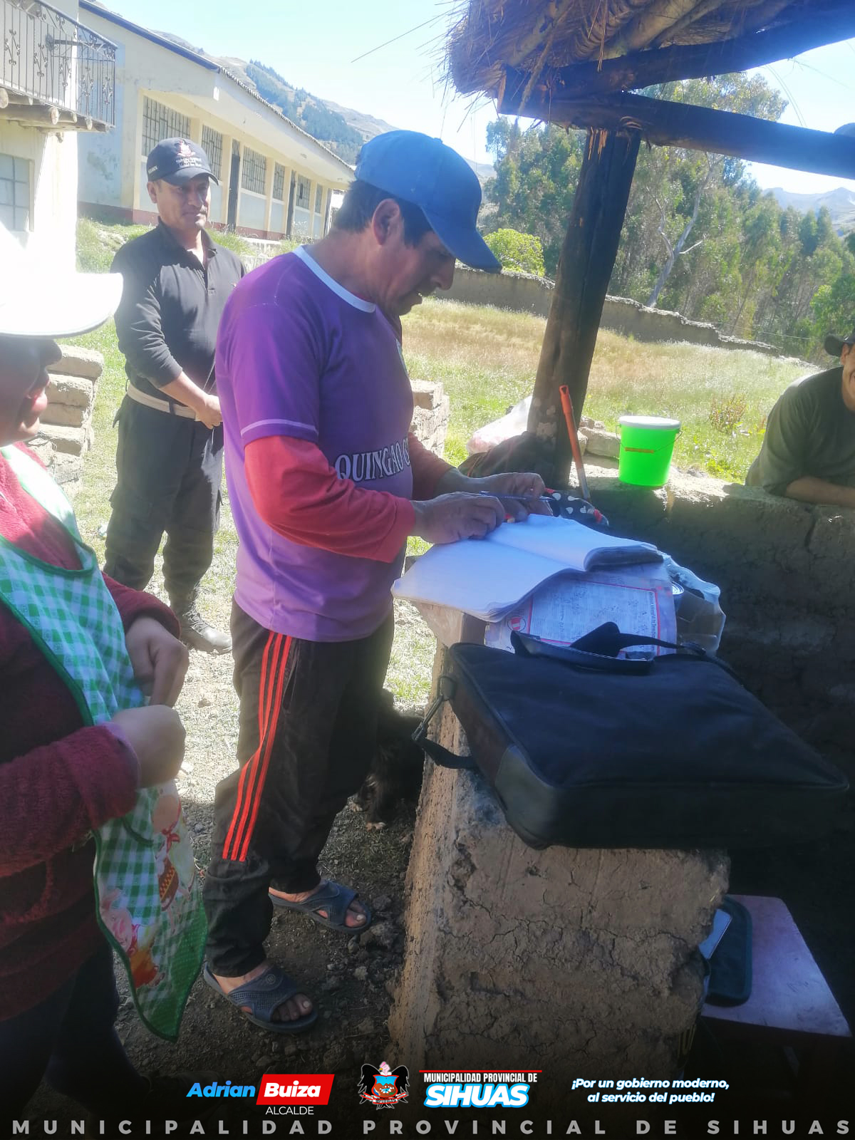 SUPERVISIÓN MUNICIPAL: DE OLLA COMÚN A COMEDOR POPULAR
La Municipalidad Provincial de Sihuas, a través del área de Programas Sociales, está llevando a cabo una importante labor de supervisión a la olla común "Dios Proveedor", ubicado en el distrito de Ragash, en el centro poblado de Quingao. Este centro de alimentación está siendo objeto de transformación para convertirse en un comedor popular.
Además, la transición de la olla común al comedor popular representa un avance significativo en la atención alimentaria de la población sihuasina. Sin lugar a dudas, esta iniciativa busca mejorar la calidad y la formalidad en la prestación de servicios alimentarios, ofreciendo un espacio más adecuado y equipado para brindar alimentación a aquellos que lo necesitan.
Por otro lado, la supervisión y el monitoreo de los centros del Programa de Complementación Alimentaria - Modalidad Comedores Populares en la provincia de Sihuas, se está llevando a cabo de manera continua y progresiva; puesto que, el área de Programas Sociales de la comuna provincial está comprometida en garantizar que estos centros operen eficientemente y cumplan con los estándares de calidad requeridos.
Esta labor de supervisión refleja el compromiso de la Municipalidad Provincial de Sihuas con el bienestar de sus ciudadanos, asegurando que los programas sociales se implementen de manera efectiva para beneficiar a la comunidad en su conjunto.
