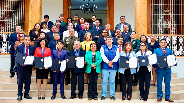 GRELL premió con Medalla de Honor a siete maestros de La Libertad .