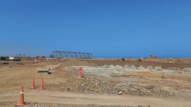 La Contraloría General evidenció que el Concesionario ha iniciado la construcción de las nuevas vías internas, que conectarán el nuevo terminal de pasajeros del Aeropuerto Internacional Jorge Chávez (AIJC) con los puentes modulares provisionales (que brindarán acceso a dicho aeropuerto en remplazo del Puente Santa Rosa que debía ser ejecutado por el MTC), a pesar de no haberse suscrito una adenda al Contrato de Concesión que incorpore dichas inversiones (costo, plazo, etc.).