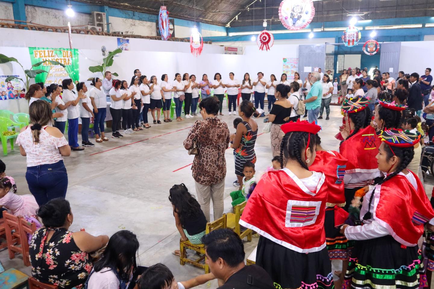 Reconocimiento y agradecimiento, el alcalde Cesar Vidaurre Floridas celebró el Día del Maestro junto a los docentes y alumnos