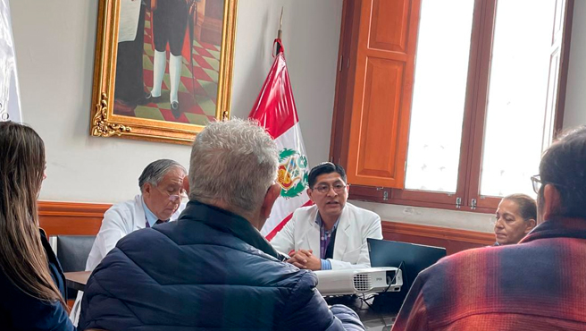 Dr. Tasayco brinda sus comentarios sobre los beneficios que traerá el moderno equipo