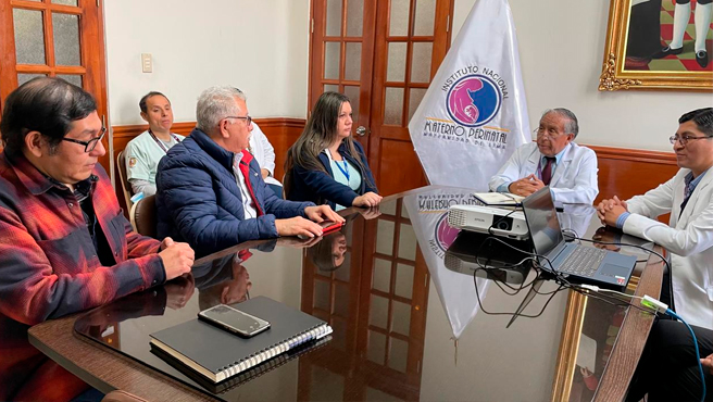 Representante del Minsa explica a los presentes cómo será la entrega del equipo