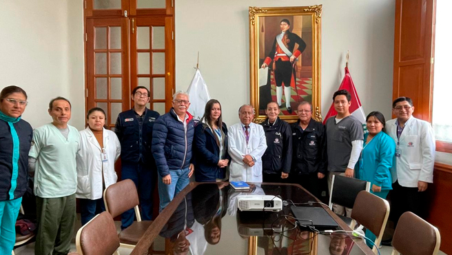 Integrantes que participaron en la reunión posan para la foto