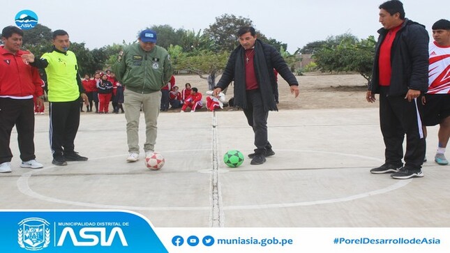 Con el fin de promover el deporte, el alcalde de la Municipalidad Distrital de Asia, Isaias Alcántara Malásquez, dio play de honor en la semifinal de futsal de los Juegos Escolares Deportivos 2024, en el partido entre la I.E.P Nº20123 Capilla de Asia y  el Colegio Parroquial "Apóstol San Pedro" de Mala.
En la actividad también participó el alcalde provincial, José Alcántara Malásquez. En la competencia participan las instituciones educativas de la zona norte de la provincia de Cañete ( Asia, Mala y Coayllo).
De esta forma, el alcalde Isaias Alcántara reafirma su compromiso con el deporte y su apoyo a los jóvenes que compiten por alzar el trofeo de campeón de futsal.
#MunicipalidadDistritalDeAsia
#PorelDesarrollodeAsia
#IsaiasAlcantaraAlcaldedeAsia