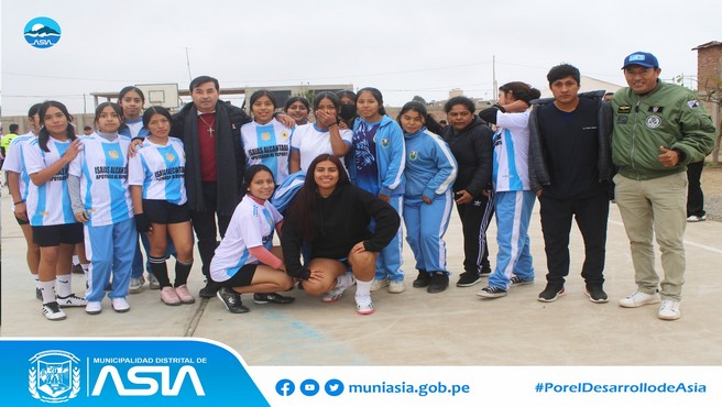 Con el fin de promover el deporte, el alcalde de la Municipalidad Distrital de Asia, Isaias Alcántara Malásquez, dio play de honor en la semifinal de futsal de los Juegos Escolares Deportivos 2024, en el partido entre la I.E.P Nº20123 Capilla de Asia y  el Colegio Parroquial "Apóstol San Pedro" de Mala.
En la actividad también participó el alcalde provincial, José Alcántara Malásquez. En la competencia participan las instituciones educativas de la zona norte de la provincia de Cañete ( Asia, Mala y Coayllo).
De esta forma, el alcalde Isaias Alcántara reafirma su compromiso con el deporte y su apoyo a los jóvenes que compiten por alzar el trofeo de campeón de futsal.
#MunicipalidadDistritalDeAsia
#PorelDesarrollodeAsia
#IsaiasAlcantaraAlcaldedeAsia