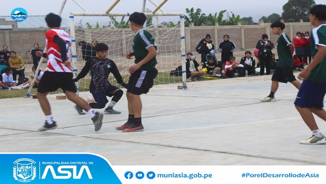 Con el fin de promover el deporte, el alcalde de la Municipalidad Distrital de Asia, Isaias Alcántara Malásquez, dio play de honor en la semifinal de futsal de los Juegos Escolares Deportivos 2024, en el partido entre la I.E.P Nº20123 Capilla de Asia y  el Colegio Parroquial "Apóstol San Pedro" de Mala.
En la actividad también participó el alcalde provincial, José Alcántara Malásquez. En la competencia participan las instituciones educativas de la zona norte de la provincia de Cañete ( Asia, Mala y Coayllo).
De esta forma, el alcalde Isaias Alcántara reafirma su compromiso con el deporte y su apoyo a los jóvenes que compiten por alzar el trofeo de campeón de futsal.
#MunicipalidadDistritalDeAsia
#PorelDesarrollodeAsia
#IsaiasAlcantaraAlcaldedeAsia