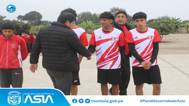 Con el fin de promover el deporte, el alcalde de la Municipalidad Distrital de Asia, Isaias Alcántara Malásquez, dio play de honor en la semifinal de futsal de los Juegos Escolares Deportivos 2024, en el partido entre la I.E.P Nº20123 Capilla de Asia y  el Colegio Parroquial "Apóstol San Pedro" de Mala.
En la actividad también participó el alcalde provincial, José Alcántara Malásquez. En la competencia participan las instituciones educativas de la zona norte de la provincia de Cañete ( Asia, Mala y Coayllo).
De esta forma, el alcalde Isaias Alcántara reafirma su compromiso con el deporte y su apoyo a los jóvenes que compiten por alzar el trofeo de campeón de futsal.
#MunicipalidadDistritalDeAsia
#PorelDesarrollodeAsia
#IsaiasAlcantaraAlcaldedeAsia
