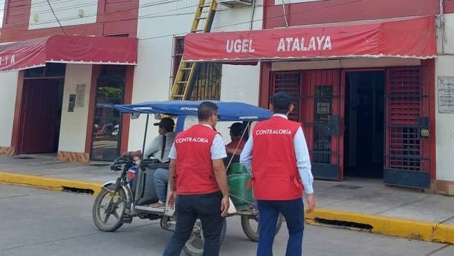 La Contraloría General identificó que funcionarios de la Unidad de Gestión Educativa Local de Atalaya registraron y autorizaron 215 operaciones, a través del Sistema Integrado de Administración Financiera – SIAF, a favor de trece personas naturales, a pesar de que no existía ninguna obligación de pago legalmente contraída con ellas. Esto generó un perjuicio de S/ 690 664 en contra del Estado.