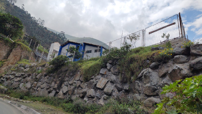 La Contraloría General concluyó que las modificaciones sin sustento al expediente técnico de la primera etapa del proyecto de inversión pública para la construcción de la I.E. 80302 del caserío de Casmiche (Otuzco) generaron que el suelo sobre el que se levantó ceda por falta de estabilidad y compactación produciendo el riesgo latente de que toda la infraestructura educativa colapse.