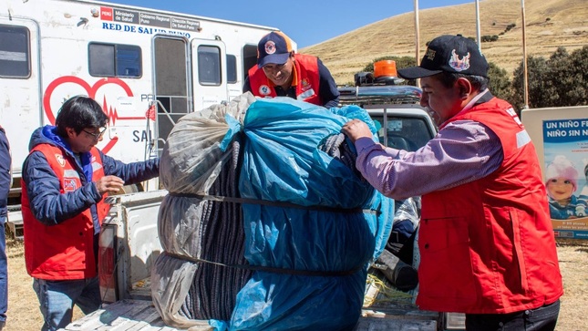 Municipalidad Provincial de Puno refuerza su compromiso con el centro poblado de Huarijuyo frente a las bajas temperaturas