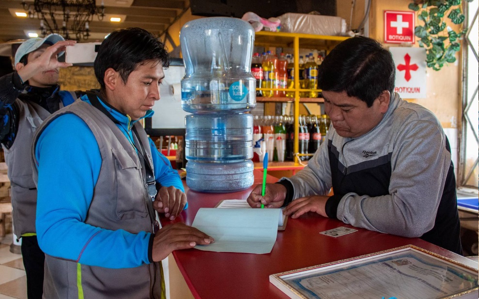 Fiscalización rigurosa en pollerías del centro de Puno para garantizar cumplimiento normativo